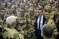 ببینید| تمرین کردن ماکرون بین نظامیان فرانسوی 