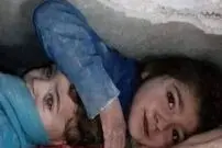 (ویدئو) ویدیویی پربازدید از لبخند دختربچه سوری در لحظه نجات از زیر آوار