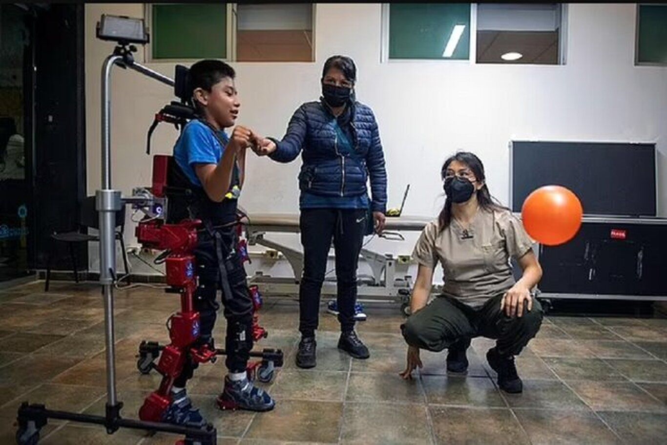 کودک مبتلا به فلج مغزی با کمک یک اسکلت رباتیک راه رفت!