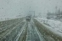 (ویدئو) مردم در جاده چالوس زیر برف گیر کردند!