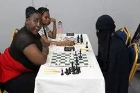 (عکس) قهرمان شطرنج زنان، مرد از آب درآمد!