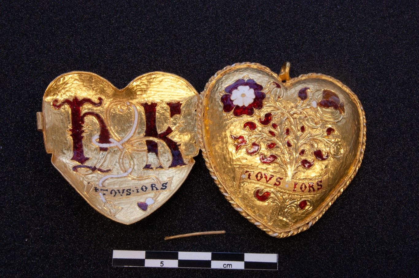 کشف گردن‌بند سلطنتی ۵۰۰ ساله با نمادهای عاشقانه