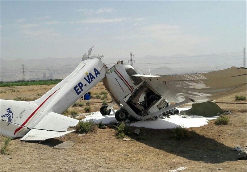 تصاویر/ سقوط یک فروند هواپیمای آموزشی در کرج