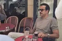 ببینید| تیپ متفاوت امیر قطر در یک کافه