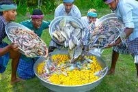 ببینید| غذای روستایی در هند؛ پخت املت با 700 عدد تخم مرغ، میگو، ماهی و خرچنگ