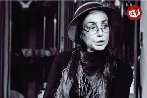 عکس| سفر در زمان؛ «جمیله فردین» بر سر مزار برادرش «محمدعلی فردین»؛ دهه 80