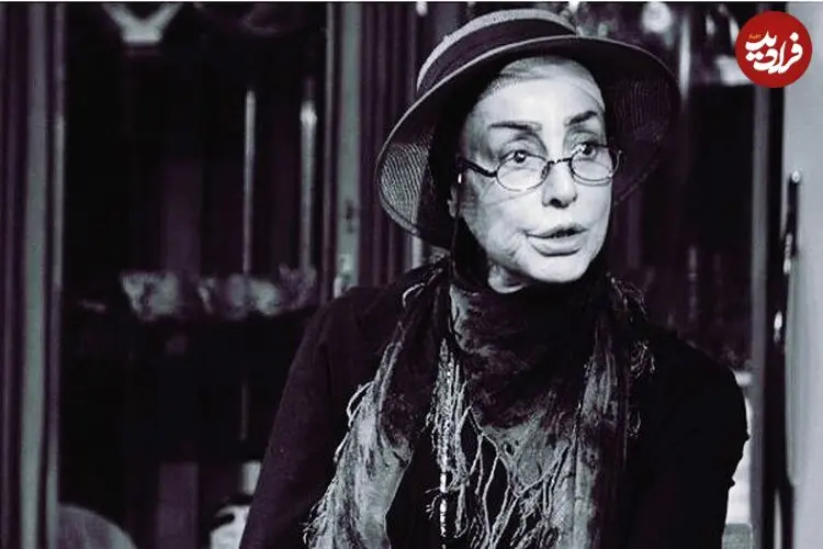 عکس| سفر در زمان؛ «جمیله فردین» بر سر مزار برادرش «محمدعلی فردین»؛ دهه 80