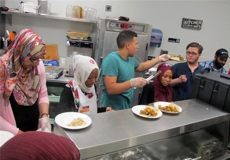 تصاویر/ تهیه غذا برای بی‌خانمان‌های آمریکایی توسط مسلمانان