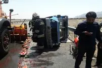 (ویدئو) واژگونی نیسان حامل هندوانه و واکنش متفاوت مردم در جاده