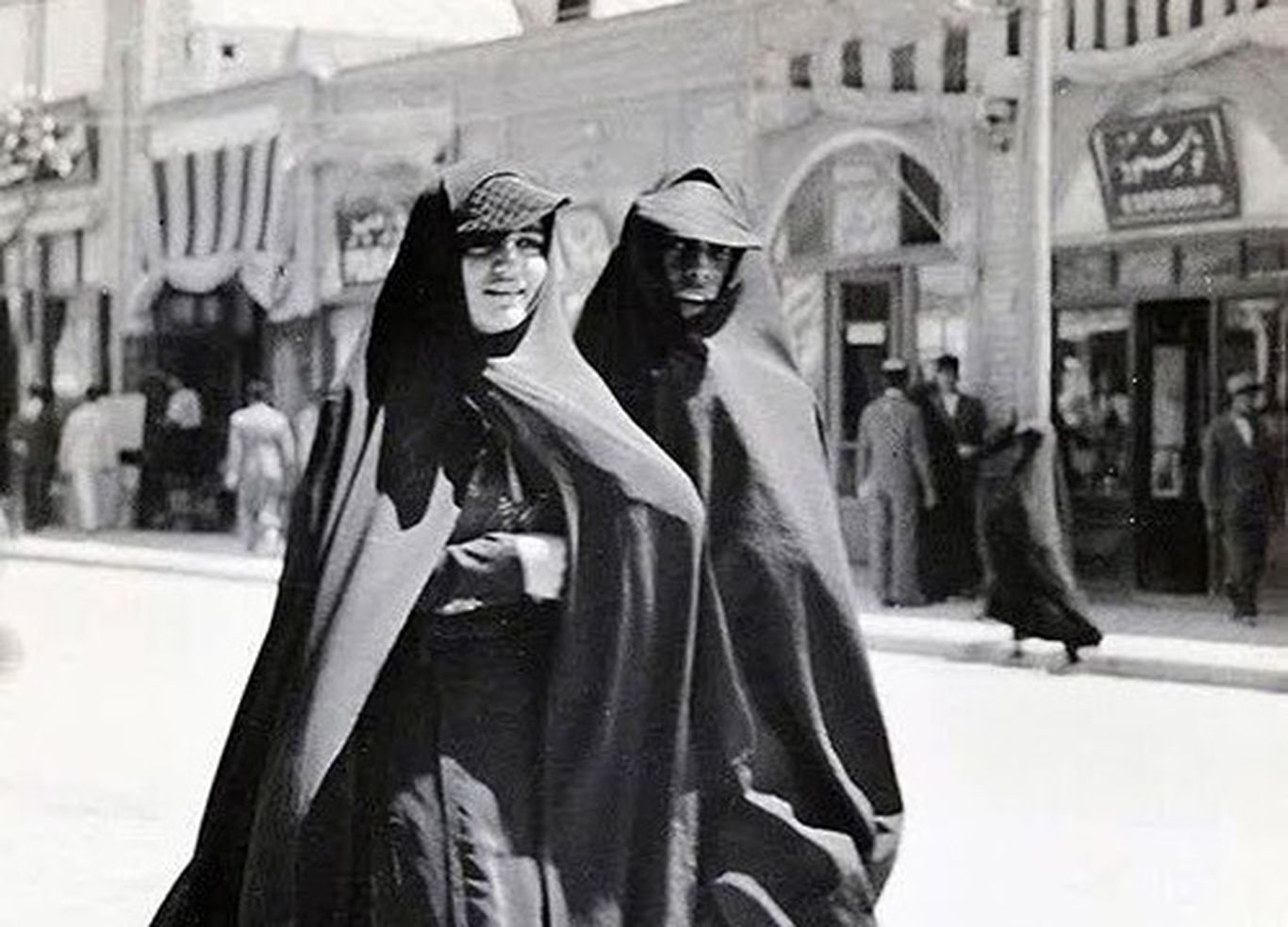 عکسی از دو زن تهرانی پیش از قانون کشف حجاب