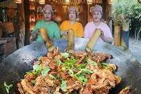 ببینید| غذای روستایی در سنگاپور؛ پخت یک غذای سنتی با مرغ و سبزیجات در بامبو 