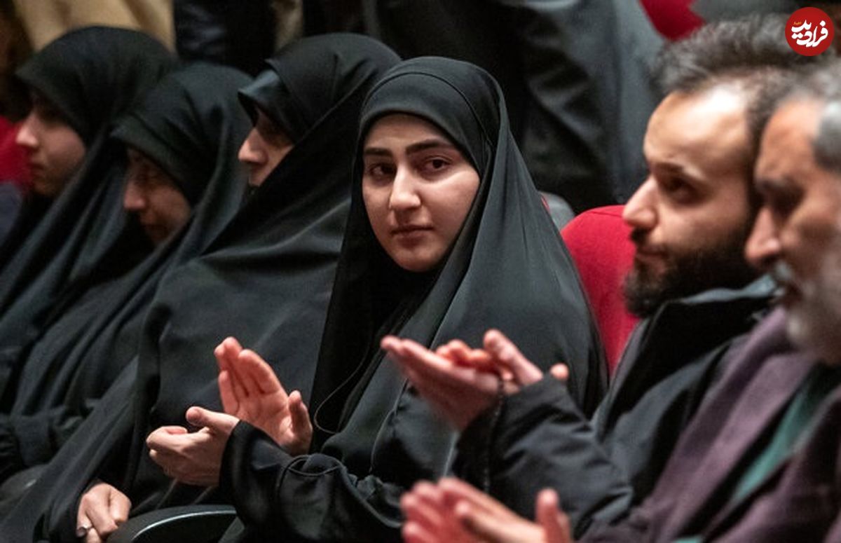 عکس؛ سفر به تاریخ؛ «زینب، دختر سردار سلیمانی» در حال گفتگو با «ژاله صامتی» در یک مراسم
