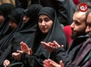 عکس؛ سفر به تاریخ؛ «زینب، دختر سردار سلیمانی» در حال گفتگو با «ژاله صامتی» در یک مراسم