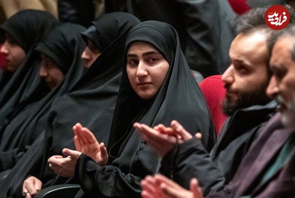 عکس؛ سفر به تاریخ؛ «زینب، دختر سردار سلیمانی» در حال گفتگو با «ژاله صامتی» در یک مراسم
