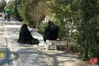 (تصویر) احمدی نژاد بر مزار مادرش