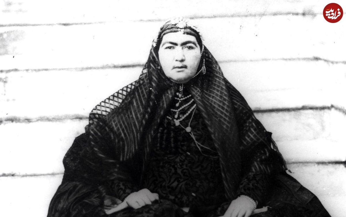 عکس سفر به تاریخ؛ «انیسالدوله، گلین خانم و باقری» (زنان ناصرالدین شاه) در باغچۀ قصر