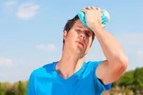 نبرد با سردردهای تابستانی؛ چرا هوای گرم شما را کلافه می‌کند؟