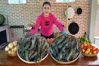 ببینید؛ غذای روستایی در چین؛ پخت غذا با 5 کیلوگرم میگوی رودخانه ای