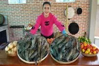 ببینید؛ غذای روستایی در چین؛ پخت غذا با 5 کیلوگرم میگوی رودخانه ای