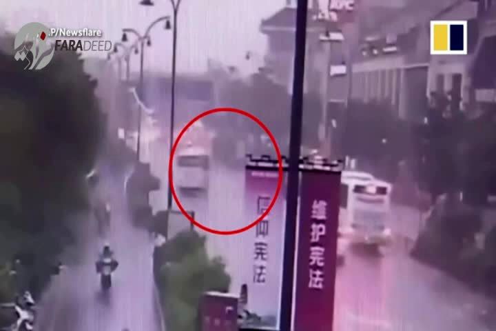 ویدیو/ وقتی یک اتوبوس از کنترل خارج می‌شود