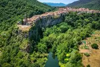 (تصاویر) خطر «افتادن از پرتگاه» در عجیب‌ترین روستای جهان!