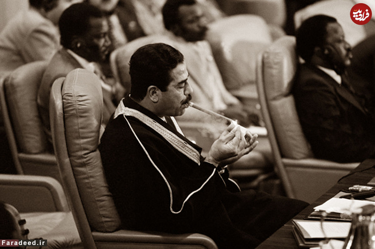 عکس‌نوشت/ سیگار کشیدن صدام در سالن اجلاس