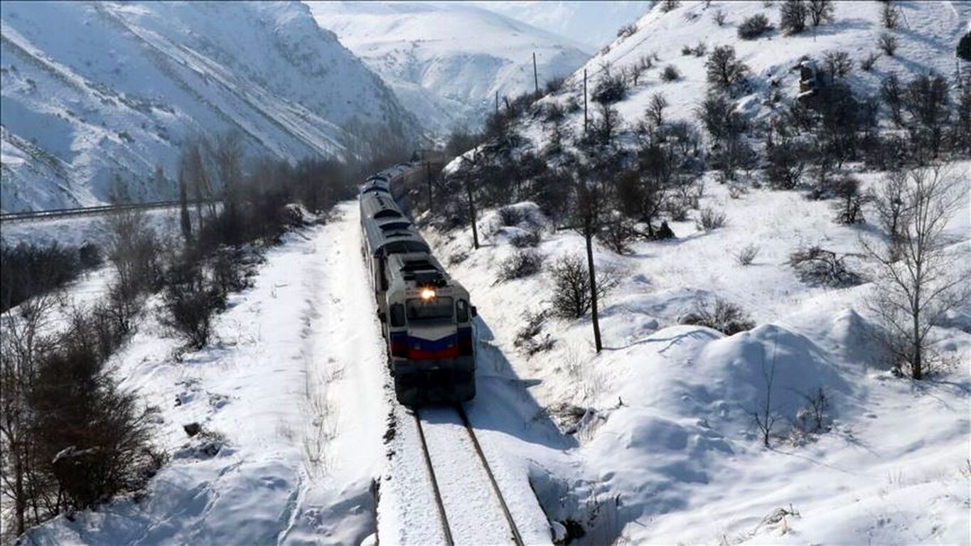 چرا سرمای شدید قطار‌ها را زمین‌گیر کرد؟