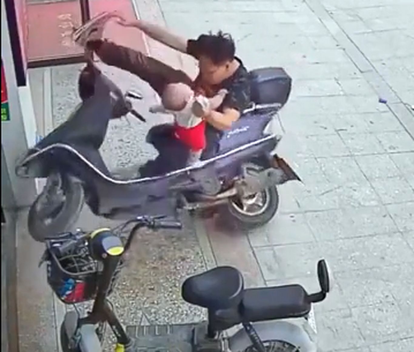 (ویدئو) اقدام خطرناک و جنجالی یک پدر با فرزندش روی موتور!