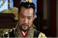 عکس| سفر زمان؛ «امپراتور یوری» (امپراتور بادها) در 60 سالگی در مراسم معرفی یک سریال جدید