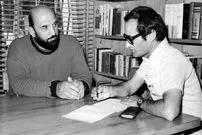 عکس| سفر در زمان؛ «شعبان بی مخ» در حال دریافت لوح تقدیر از محمدرضا پهلوی؛ دهه 30