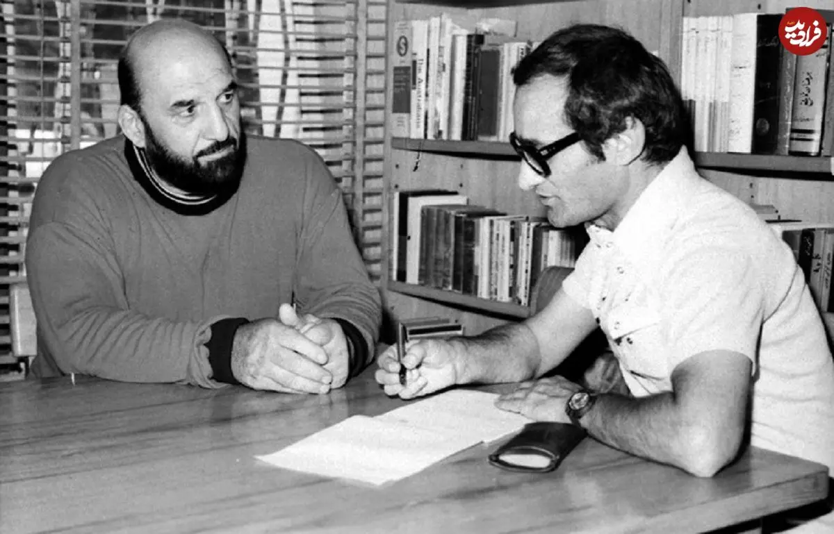 عکس| سفر در زمان؛ «شعبان بی مخ» در حال دریافت لوح تقدیر از محمدرضا پهلوی؛ دهه 30