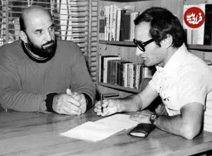 عکس| سفر در زمان؛ «شعبان بی مخ» در حال دریافت لوح تقدیر از محمدرضا پهلوی؛ دهه 30