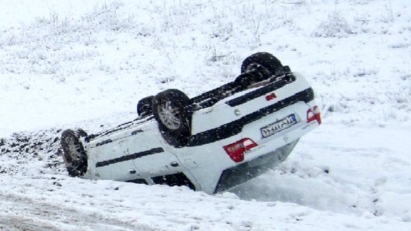 (ویدئو) واژگونی هولناک خودرو در برفِ سنگین دماوند