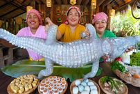 ببینید| غذای روستایی در سنگاپور؛ پخت غذا با کروکودیل در طبیعت روستا