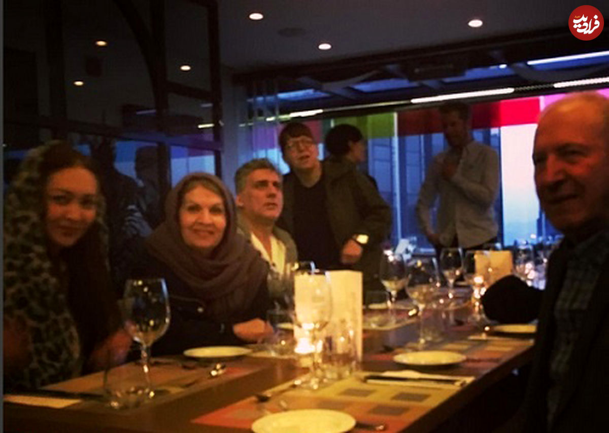عکسی از نیکی کریمی کنار پدر و مادرش در استانبول