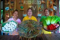 ببینید| غذای روستایی در سنگاپور؛ پخت یک غذای سنتی با میگو، تخم مرغ و سبزیجات