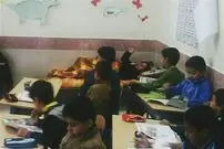 عکس/ معلم نیشابوری روی تخت بیماری سر کلاس!