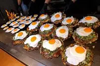 ببینید| غذای خیابانی در کره؛ تهیه پنکیک کلم و تخم مرغ در سئول