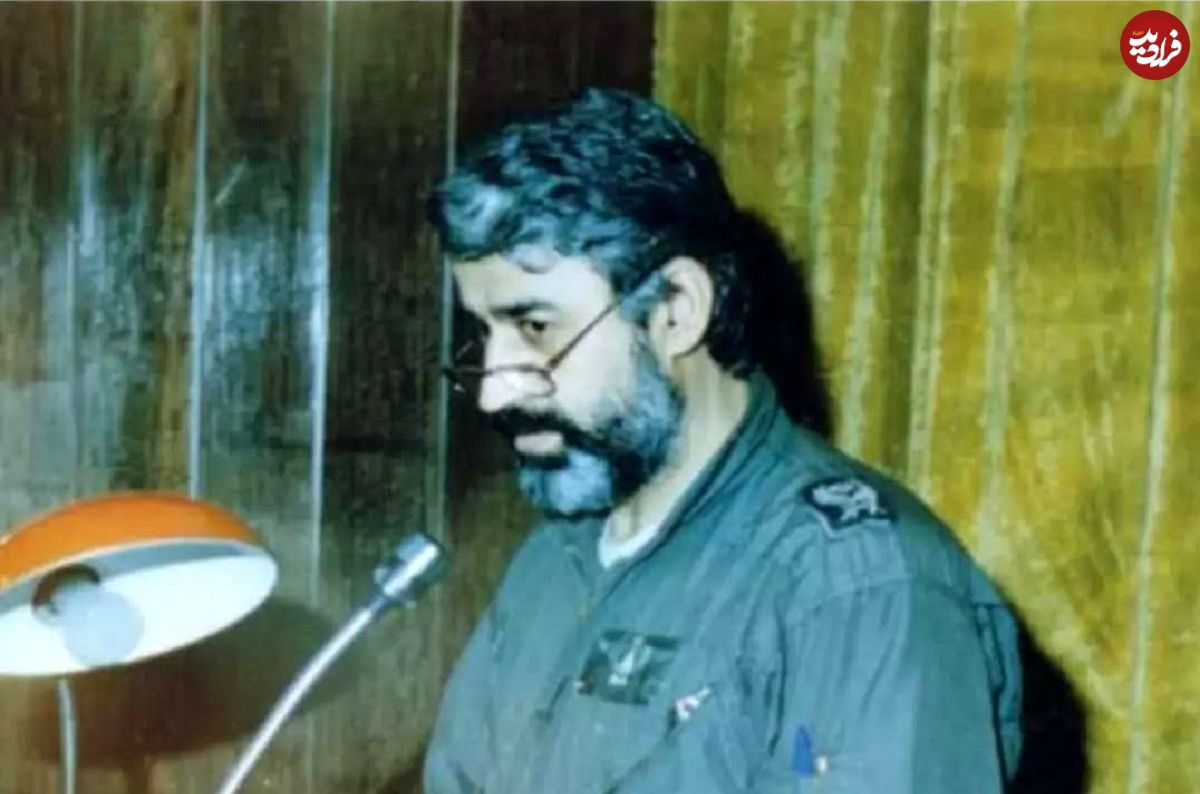 عکس؛ سفر در زمان؛ «صیاد شیرازی» در حال بازدید از یک محور عملیاتی در دوران جنگ؛ دهه 60
