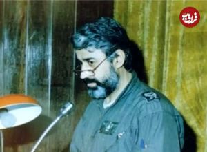 عکس؛ سفر در زمان؛ «صیاد شیرازی» در حال بازدید از یک محور عملیاتی در دوران جنگ؛ دهه 60