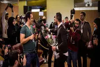 عکس/ میلاد کی‌مرام به خبرنگاران گل داد