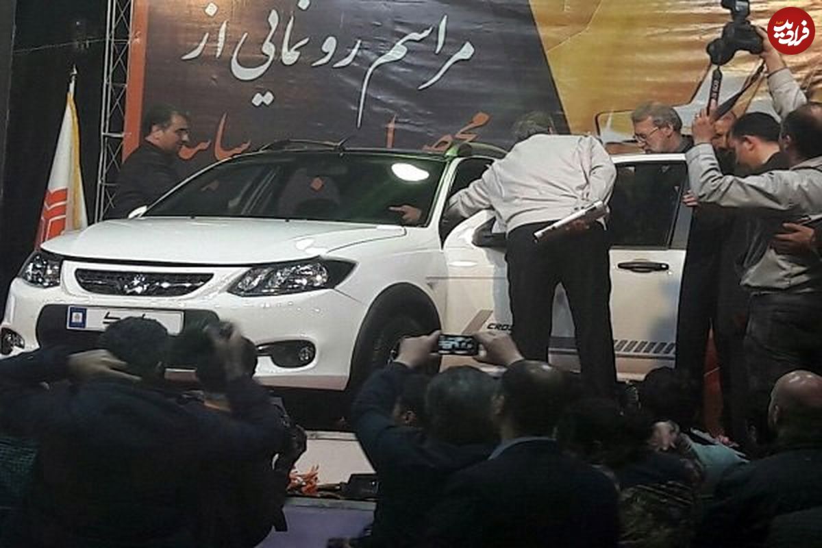 عکس/ علی لاریجانی هنگام بازدید از خودروی کوییک