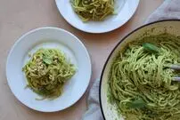 طرز تهیه پاستا بدون مرغ با سس پستو؛ چگونه به روش ایتالیایی پاستا پستو درست کنیم؟