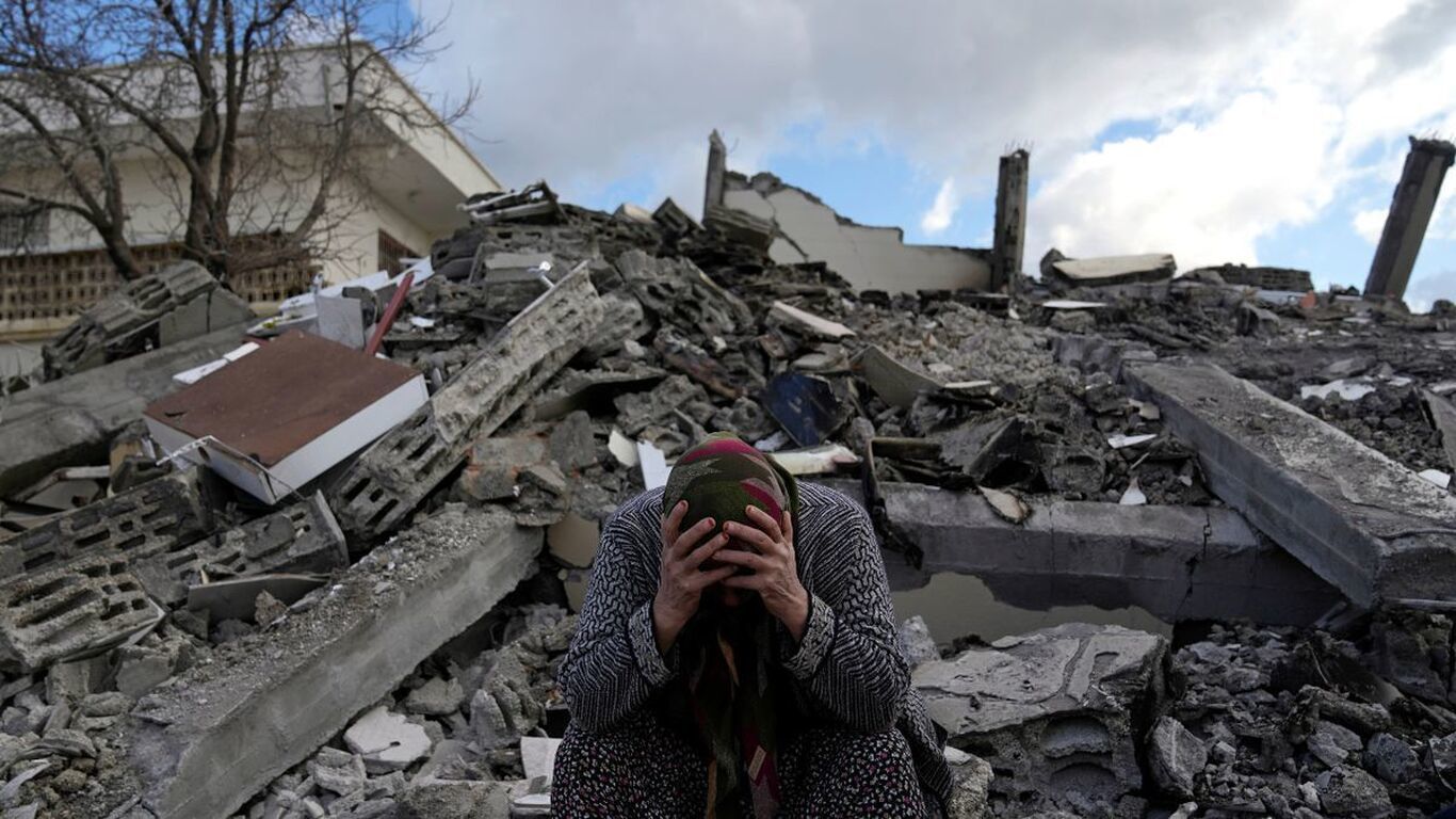(ویدئو) لحظه وقوع زلزله هولناک ترکیه از داخل یک استخر