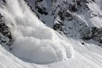 (ویدئو) لحظه وحشتناک وقوع بهمن در یک روستا
