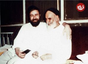 عکس؛ سفر در زمان؛ «سیداحمد خمینی در حال قرائت حکم ریاست جمهوری شهید رجایی»؛ سال 60