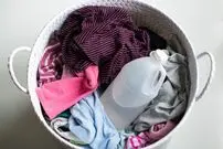 ۱۰ کاربرد باور نکردنی این نوع سرکه در شستن لباس