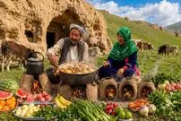 ببینید| غذای روستایی در افغانستان؛ تهیه یک خوراک سنتی با مرغ، هویج و سیب زمینی