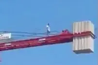 (ویدیو) نماز خواندن در ارتفاع چند صدمتری روی جرثقیل در شیراز
