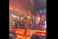 (ویدئو) ورزشکاری که جنبه باخت نداشت؛ لگد زدن به جایزه دوم روی صحنه!